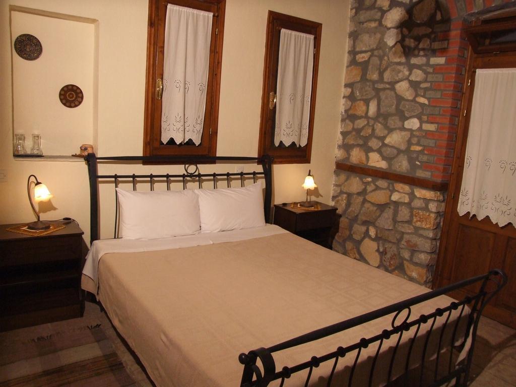 Varnous Hotel Agios Germanos Bagian luar foto